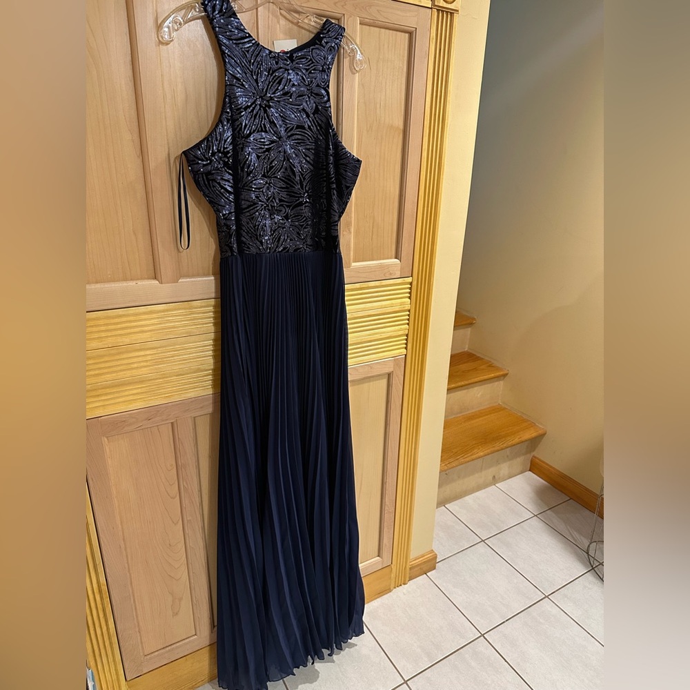 Women’s long ballgown, navy blue NWOT (women’s size large)